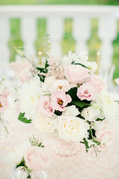 Increíble decoración de mesa de boda con flores en mesas de madera