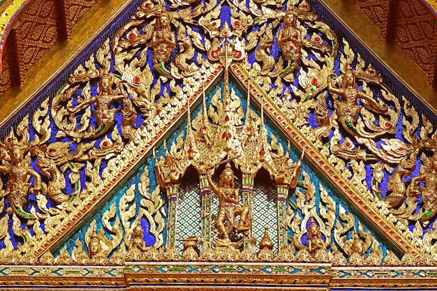 Increíble detalle del frontón de la sala de ordenación del Templo del Amanecer o Wat Arun en Bangkok, Tailandia