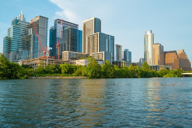 Increíble y dramático Austin Texas Sunset Mirror Town Lake Reflejo con coloridas nubes que se reflejan en el río Colorado.