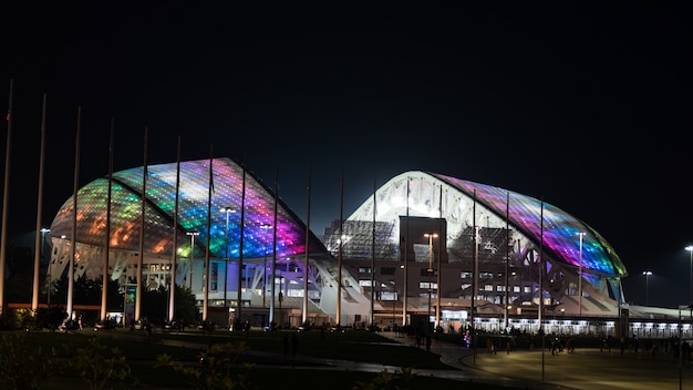 Increíble estadio olímpico iluminado "Fisht" por la noche en Sochi, Rusia.