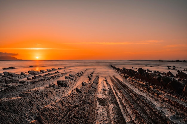 El increible Flysch un precioso atardecer en Sakoneta es una playa en Deba