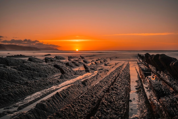 El increible Flysch un precioso atardecer en Sakoneta es una playa en Deba