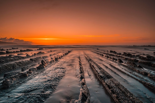 El increible Flysch un precioso atardecer en Sakoneta es una playa en Deba