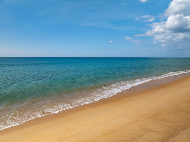 Increíble fondo de paisaje de playa de mar tropicalFondo de paisaje marino de mar de veranoVista de ángulo alto fondo de naturaleza del océano