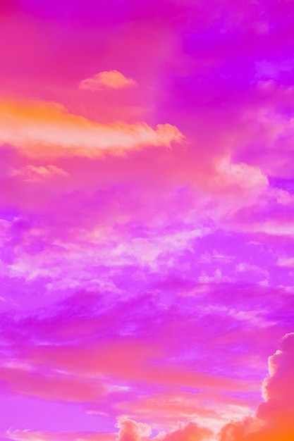 Increíble fondo de pantalla de cielo púrpura rosa. Estado de ánimo soñador minimalista