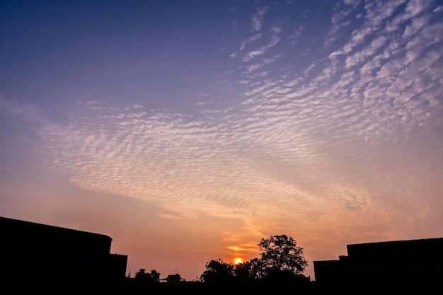 Increíble formación de nubes en un cielo colorido durante una mañana de amanecer monzónico