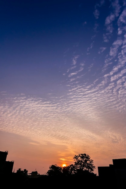 Increíble formación de nubes en un cielo colorido durante una mañana de amanecer monzónico