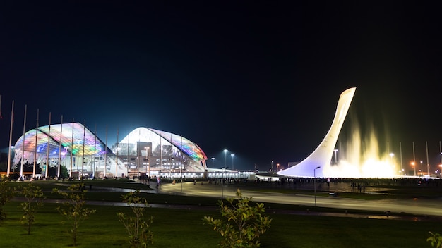 Increíble fuente musical iluminada y Estadio Olímpico "Fisht" por la noche en Sochi, Rusia.
