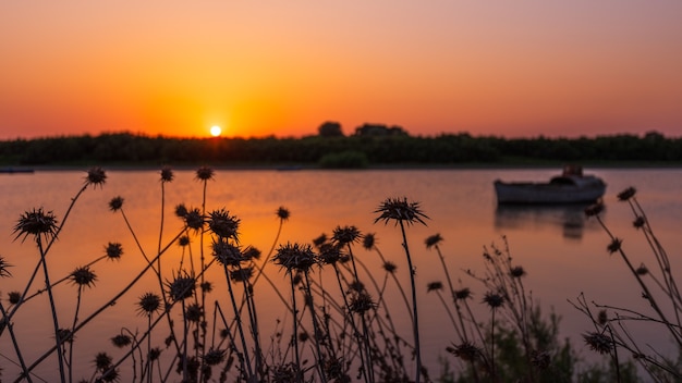 Increíble hermosa puesta de sol en el río