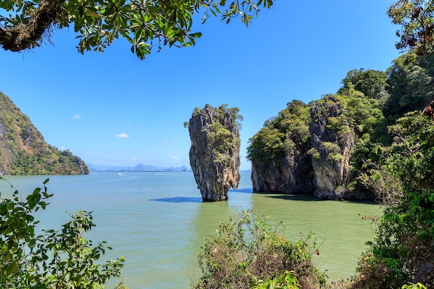 Foto increíble y hermosa tapu o isla de james bond bahía de phang-nga cerca de phuket tailandia