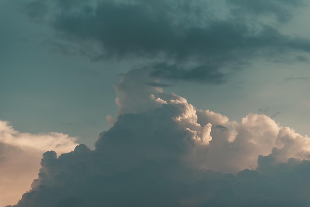 Increíble y hermoso fondo de cielo de tormenta