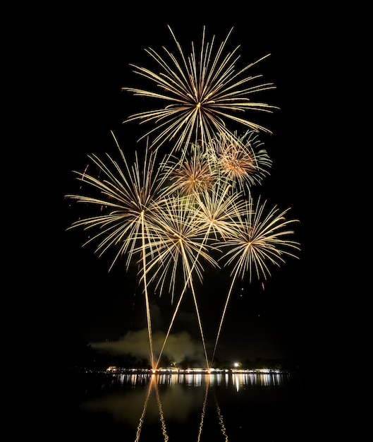 Increíble hermoso fuego artificial sobre fondo negro para celebración aniversario feliz nochebuena y feliz año nuevo