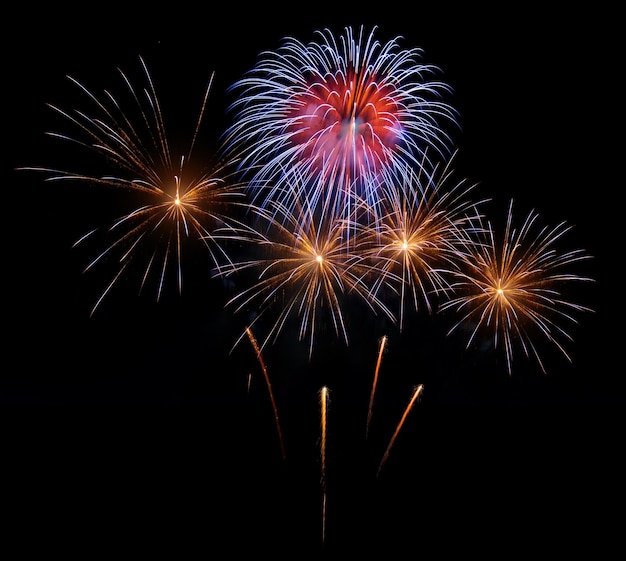 Increíble hermoso fuego artificial sobre fondo negro para celebración aniversario feliz nochebuena y feliz año nuevo