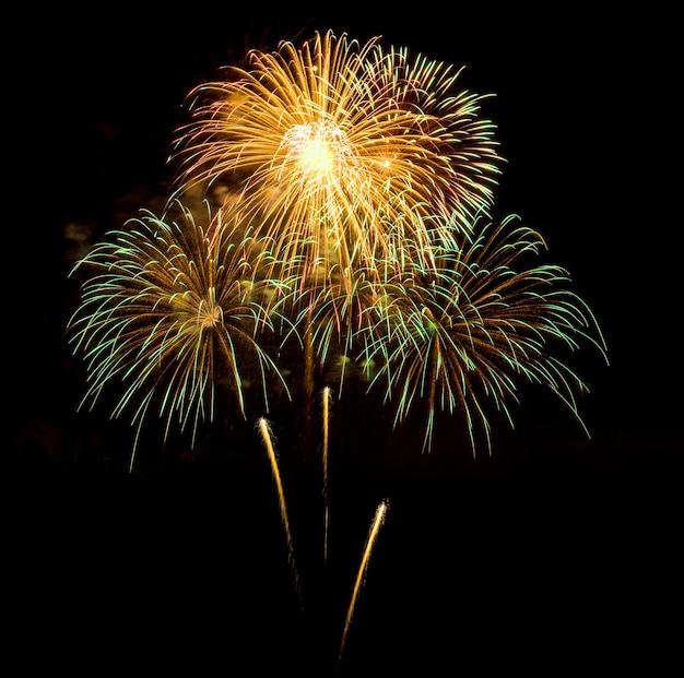 Increíble hermoso fuego artificial sobre fondo negro para celebración aniversario feliz nochebuena y feliz año nuevo