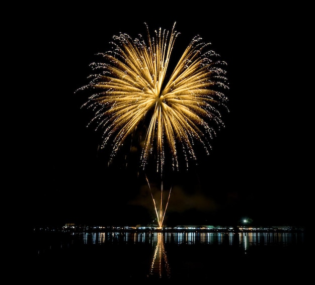 Increíble hermoso fuego artificial sobre fondo negro para celebración aniversario feliz nochebuena y feliz año nuevo