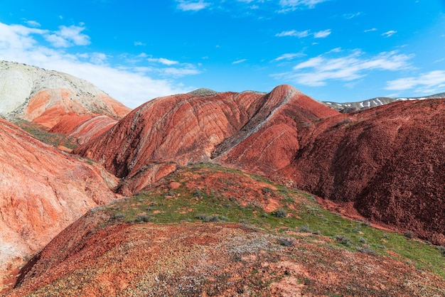 Increíble hermoso paisaje de montañas rojas