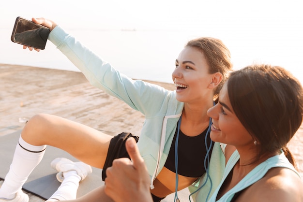 Foto increíble joven deportista al aire libre en la playa