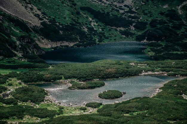 Increíble lago de montaña para viajar. ojo de mar. Lago de montaña puro.