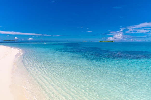 Increíble laguna oceánica. Orilla del mar tropical, cielo de nubes soleadas de playa exótica. Horizonte marino tranquilo