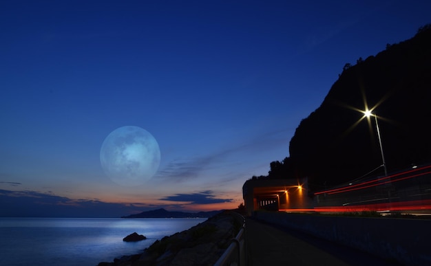 Increíble luna gigante reflejada en el mar en la costa de Liguria