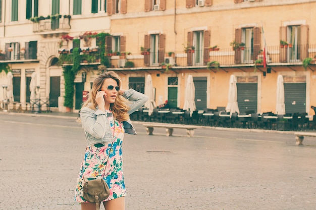 Increíble mujer bonita hablando por su teléfono móvil en la plaza Navona