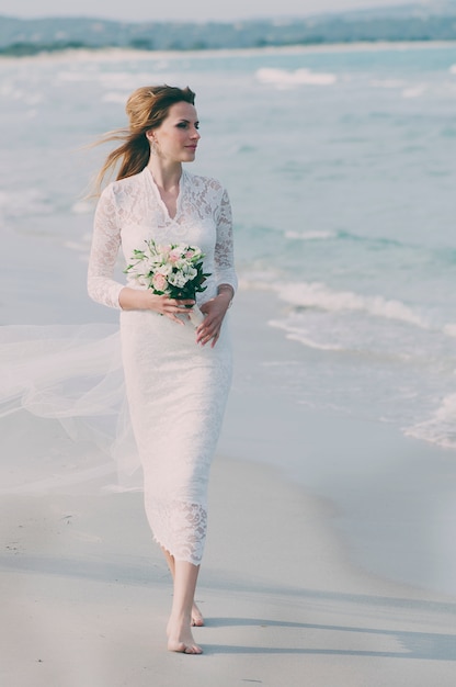 Increíble mujer joven feliz en vestido de novia