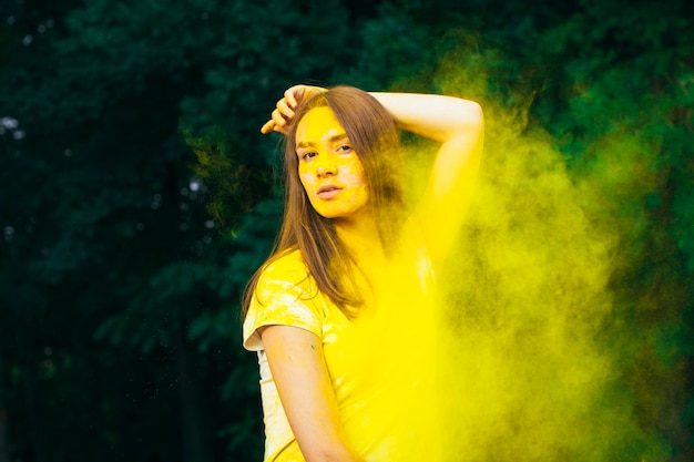 Increíble mujer morena con polvo Holi en la cara