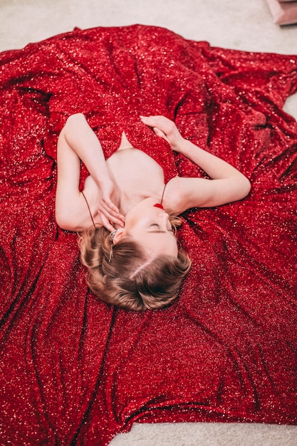 Increíble mujer niña en un elegante vestido rojo