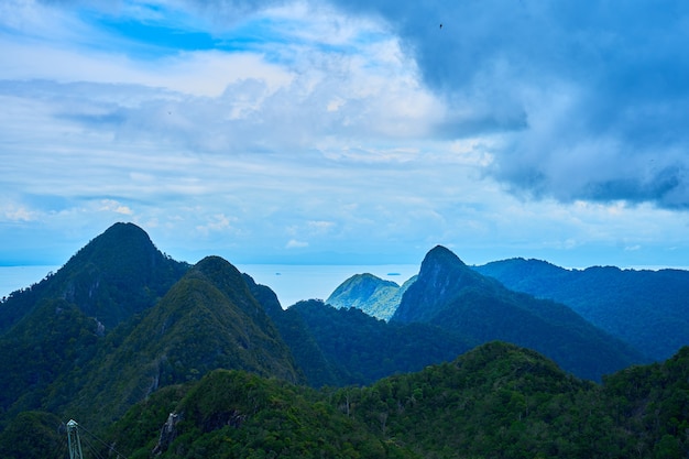 La increíble naturaleza de una isla tropical. Montañas verdes y agua azul perfecta. Un lugar celestial en la tierra.