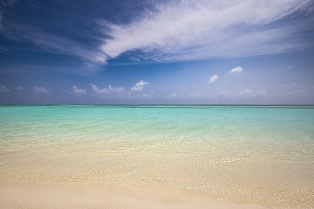 Increíble naturaleza de la playa tropical de verano. Playa de arena blanca, agua de mar de la laguna contra el cielo azul