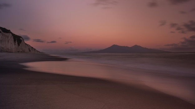 Increíble paisaje al atardecer en la isla Iturup en Kurils