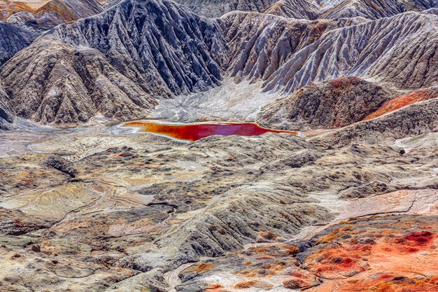 Increíble paisaje apocalíptico como la superficie de un planeta Marte. Superficie de tierra negra marrón rojiza solidificada. Tierra estéril, agrietada y quemada. Concepto de calentamiento global.