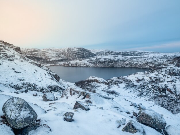 Increíble paisaje ártico con un lago congelado a gran altitud