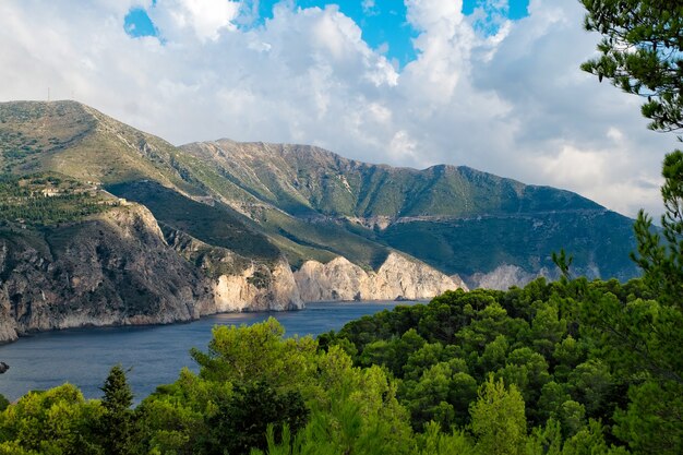 Increíble paisaje de una hermosa isla griega con montañas al atardecer.