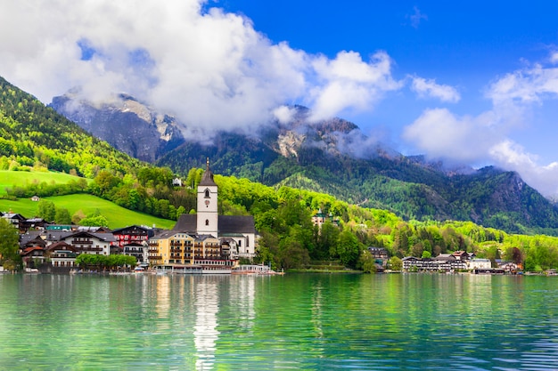 Increíble paisaje idílico. Lago Sankt Wolfgang en Austria. Cruceros en barco por el río