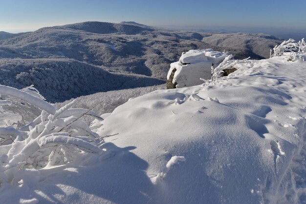 Foto increíble paisaje de invierno con la montaña vihorlat