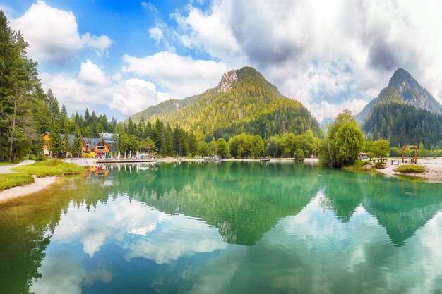 Increíble paisaje en el lago Jasna con hermosos reflejos de las montañas