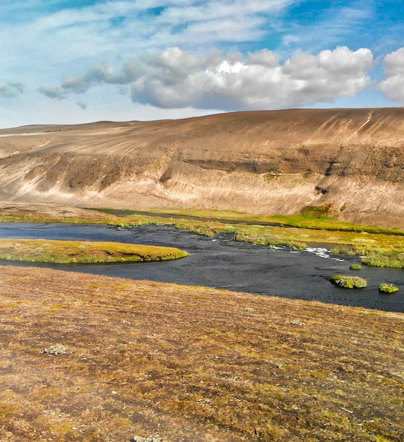 Increíble paisaje de las magníficas tierras altas de Landmannalaugar en la temporada de verano, vista aérea de drone, Islandia.