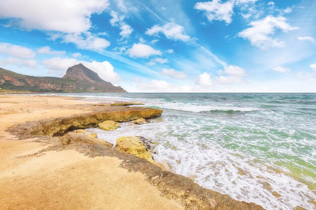 Increíble paisaje marino de la playa de Isolidda cerca del cabo de San Vito