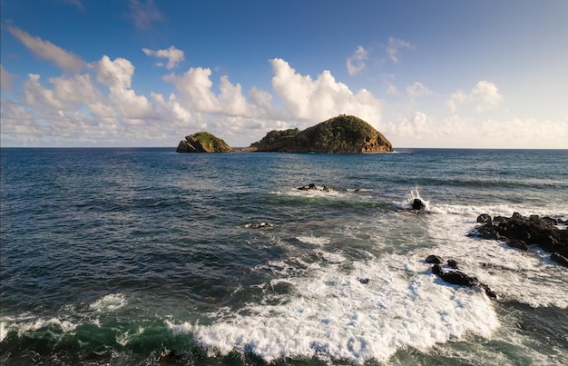 Increíble paisaje marino con rocas en el mar