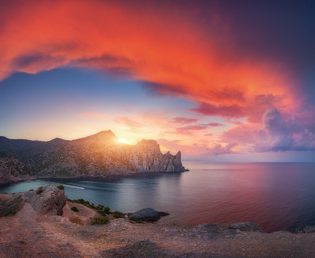 Increíble paisaje de montaña al atardecer