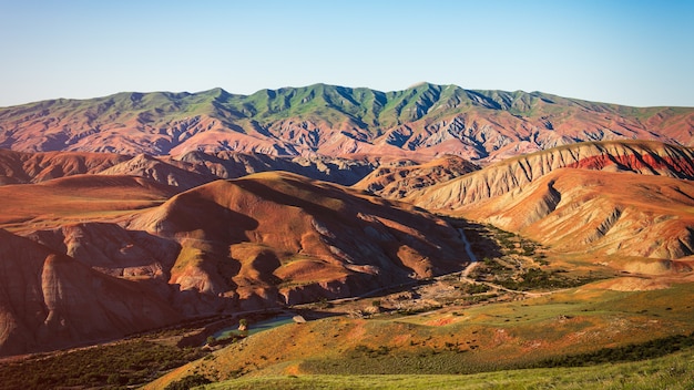 Increíble paisaje de montaña con un camino de tierra.