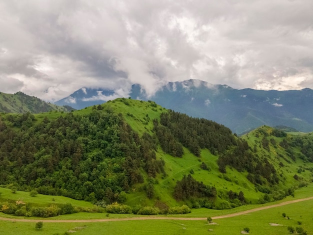 Foto increíble paisaje de montaña. hermosas nubes, campos, montañas. vista aérea