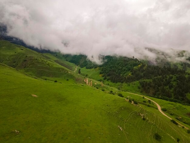 Increíble paisaje de montaña. Hermosas nubes, campos, montañas. Vista aérea