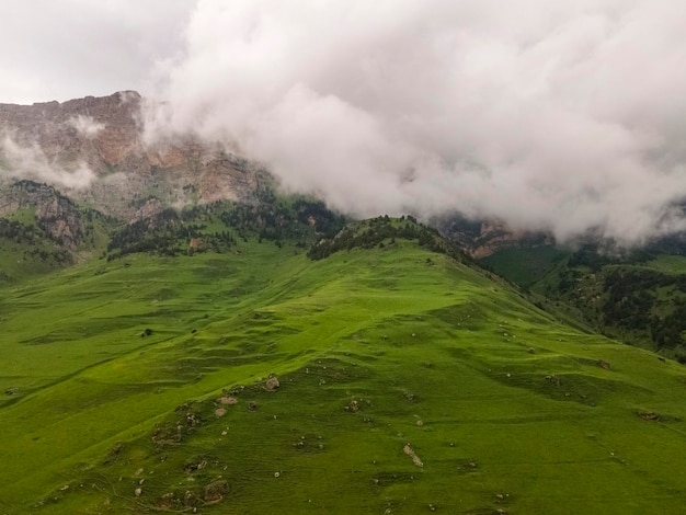 Increíble paisaje de montaña. Hermosas nubes, campos, montañas. Vista aérea