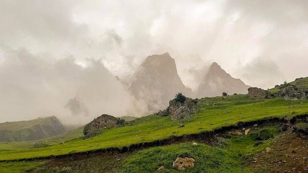 Increíble paisaje de montaña. Hermosas nubes, campos, montañas. Vista aérea