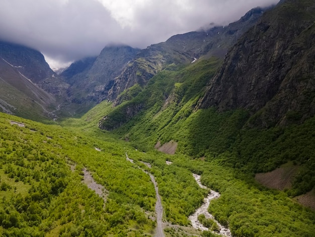 Increíble paisaje de montaña. Río Midagrabindon. Cáucaso, Osetia. Garganta de Midagrabin. Rusia