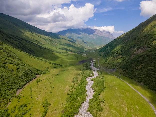 Foto increíble paisaje de montaña. río midagrabindon. cáucaso, osetia. garganta de midagrabin. rusia