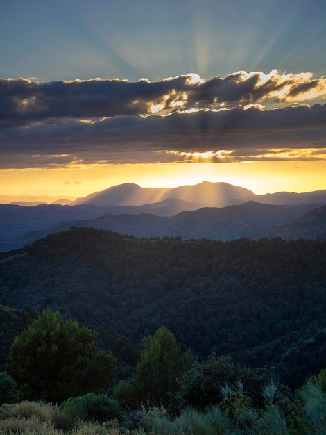 Increíble paisaje de las montañas de Málaga con puesta de sol en el cielo nublado