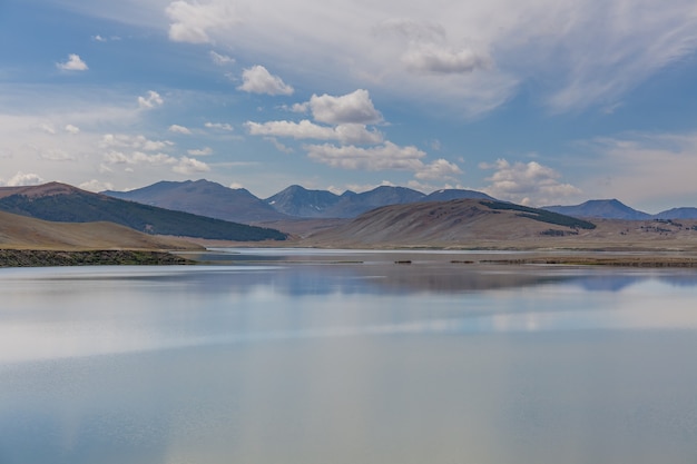 Increíble paisaje natural de Altai, lago tranquilo con agua esmeralda